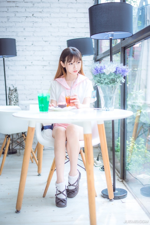 “嗯，家父最近身体不适，妾身明日想回娘家一趟。”美妇有些为难的看向刘璝，毕竟自己夫君久在军中，难得回来，自己却不能够陪伴左右，心中有些愧疚。